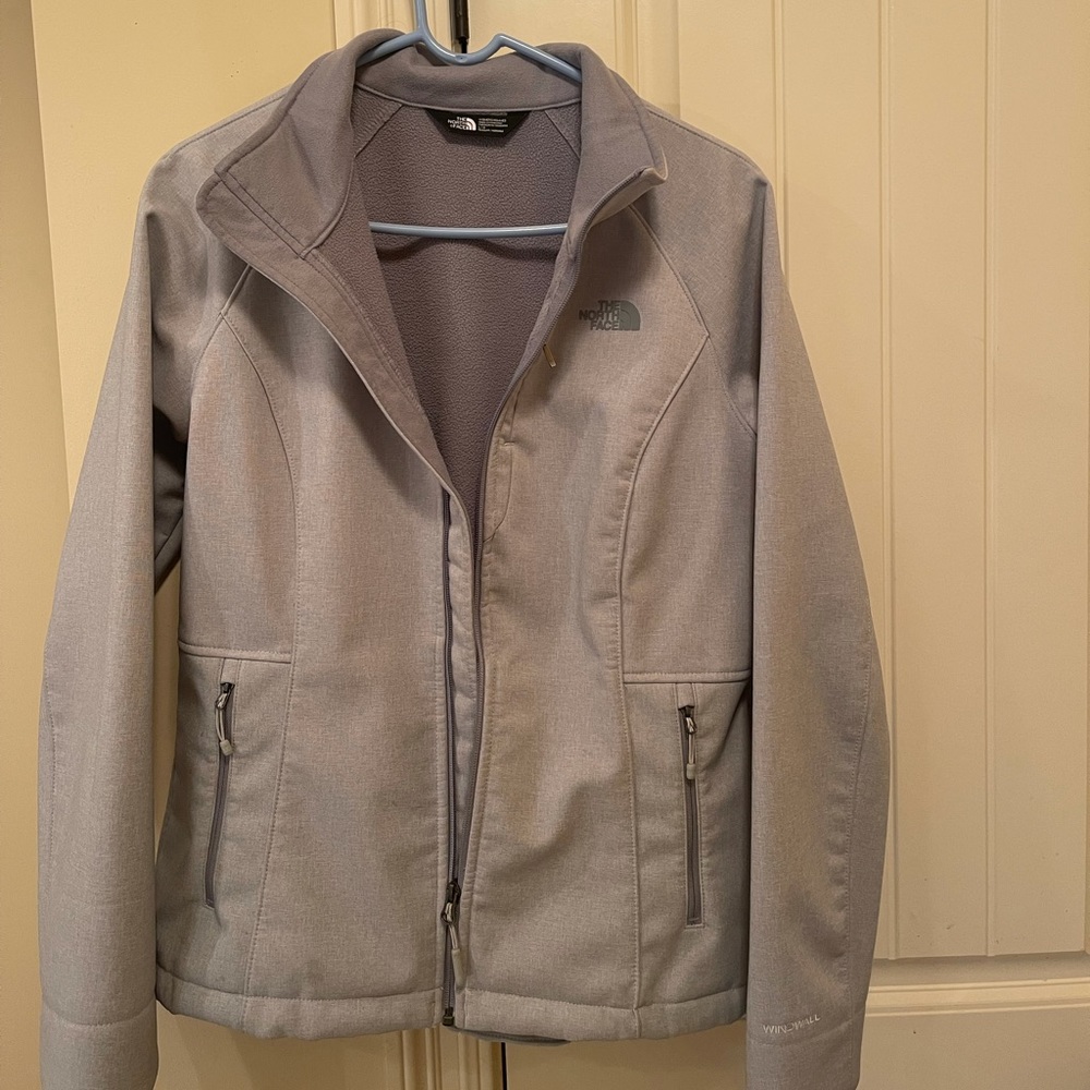 No rips in great conditioned North face jacket